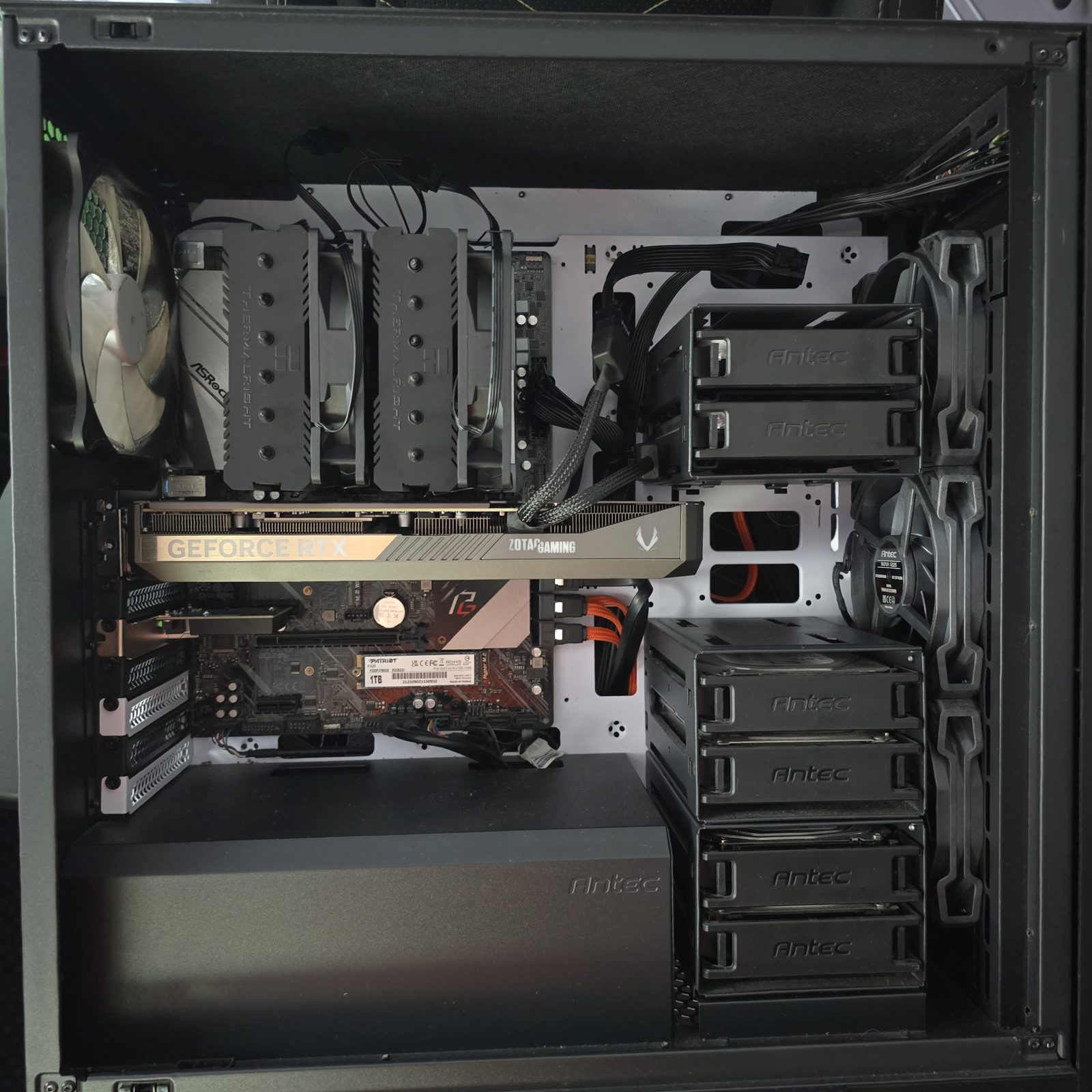 Offener PC mit zwei Turmkühlern, Grafikkarte und Festplattenkäfigen